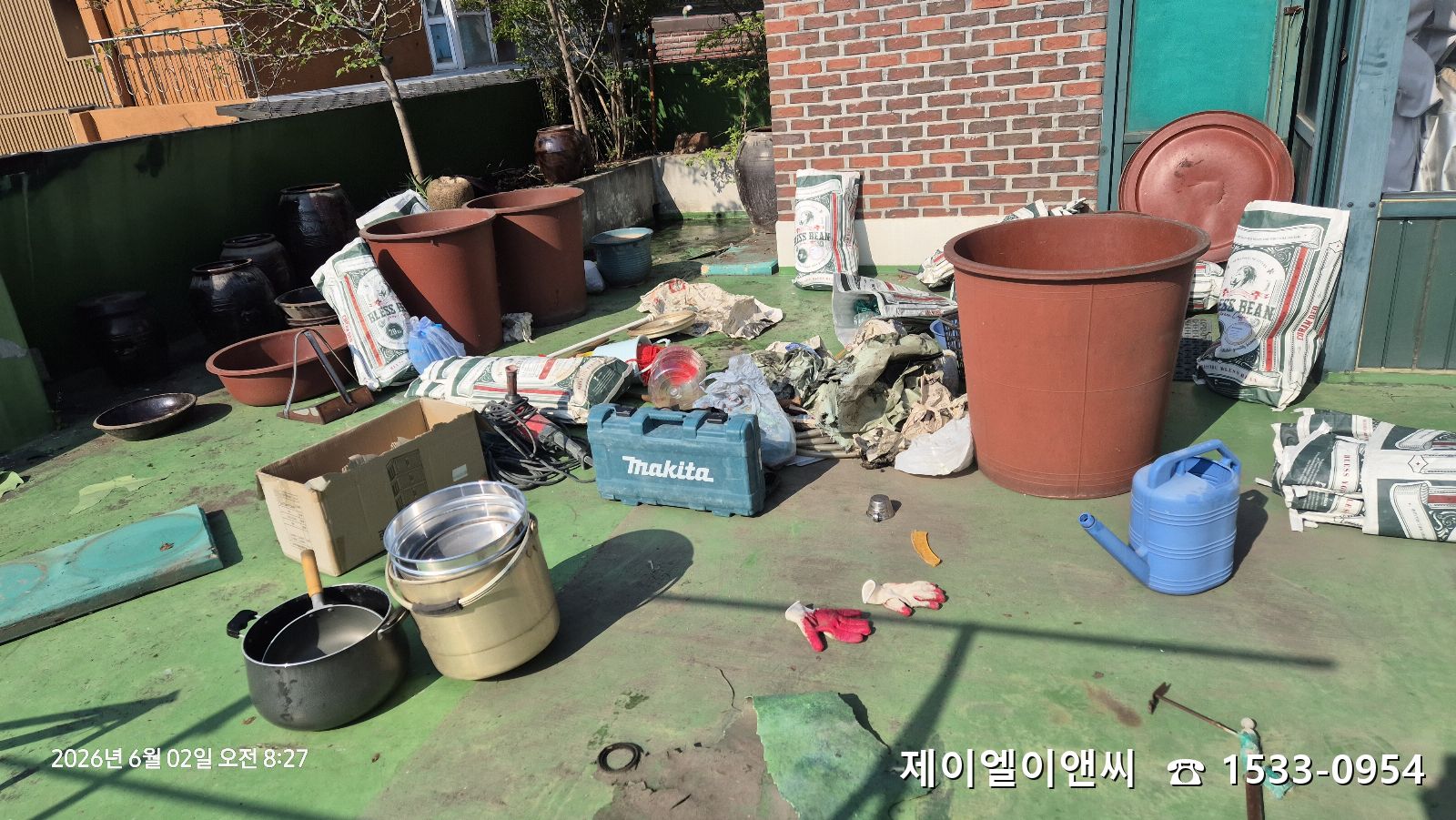 옥상폐기물처리중