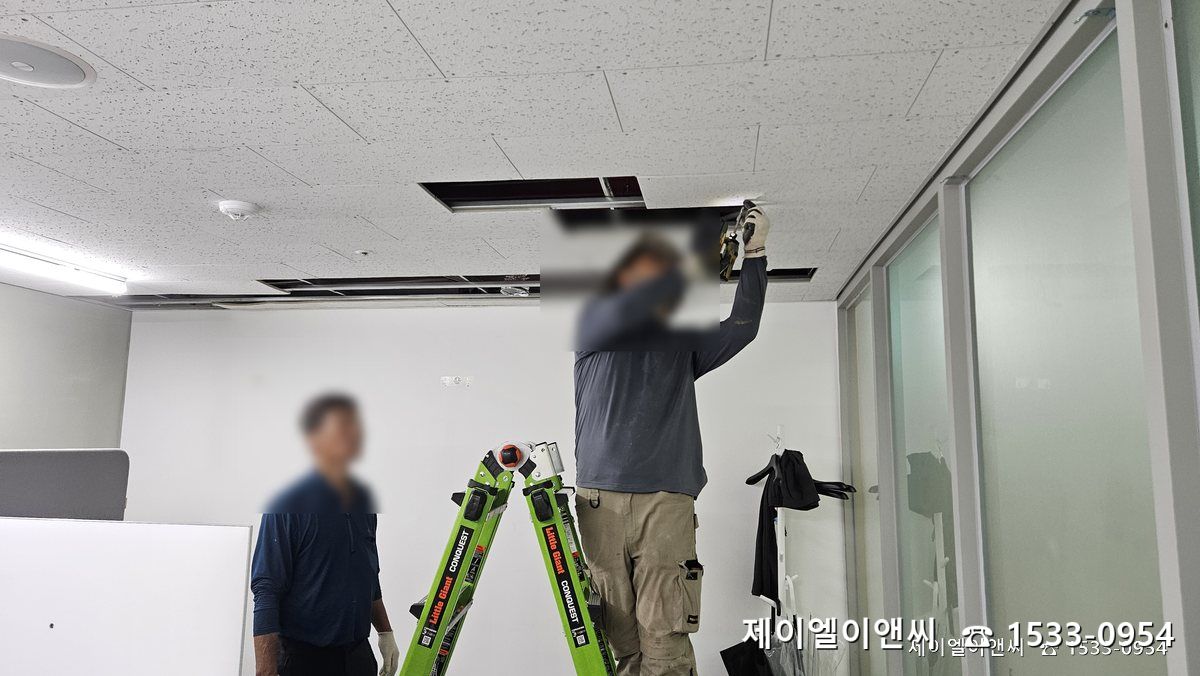 천장을 열어 내부를 확인하는 중