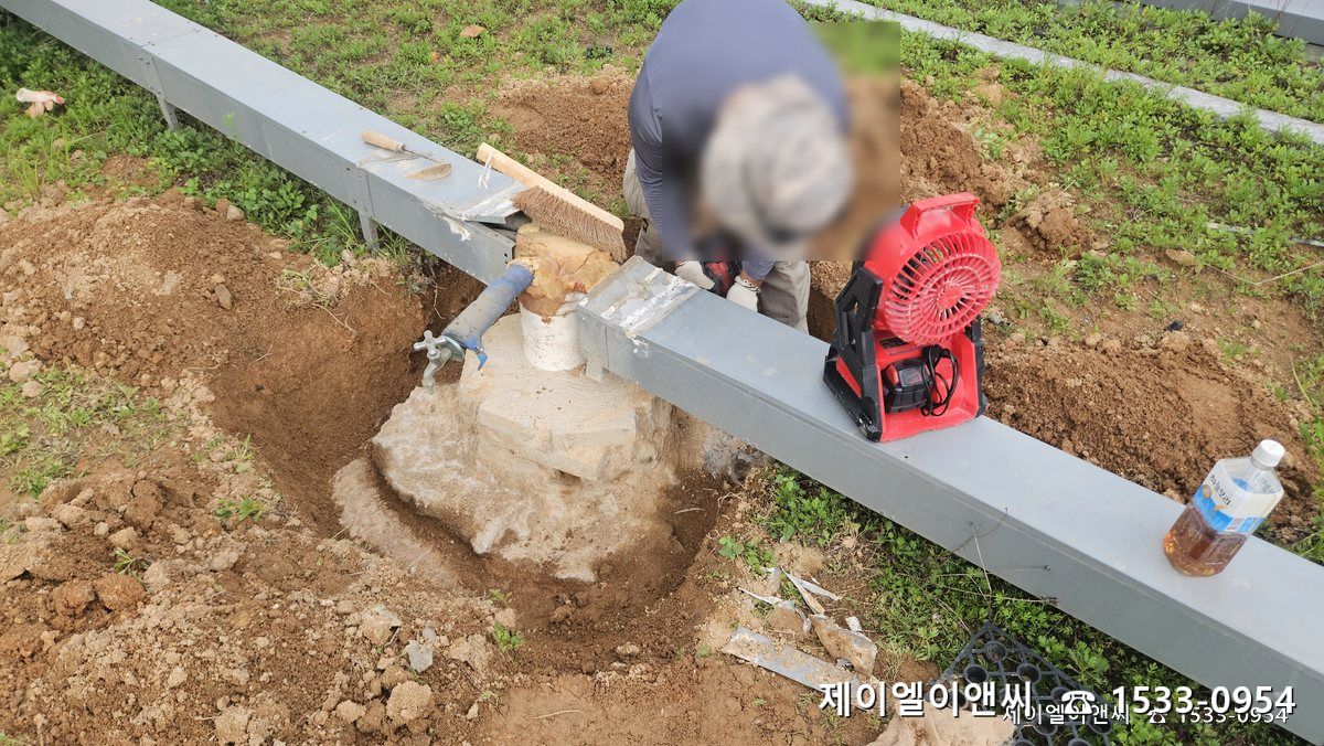 깊이 1m가 넘는 옥상 조경 화단 굴착
