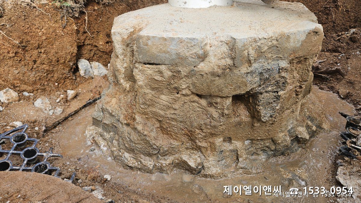 굴착 중 드러난 에어컨 배관 관통부