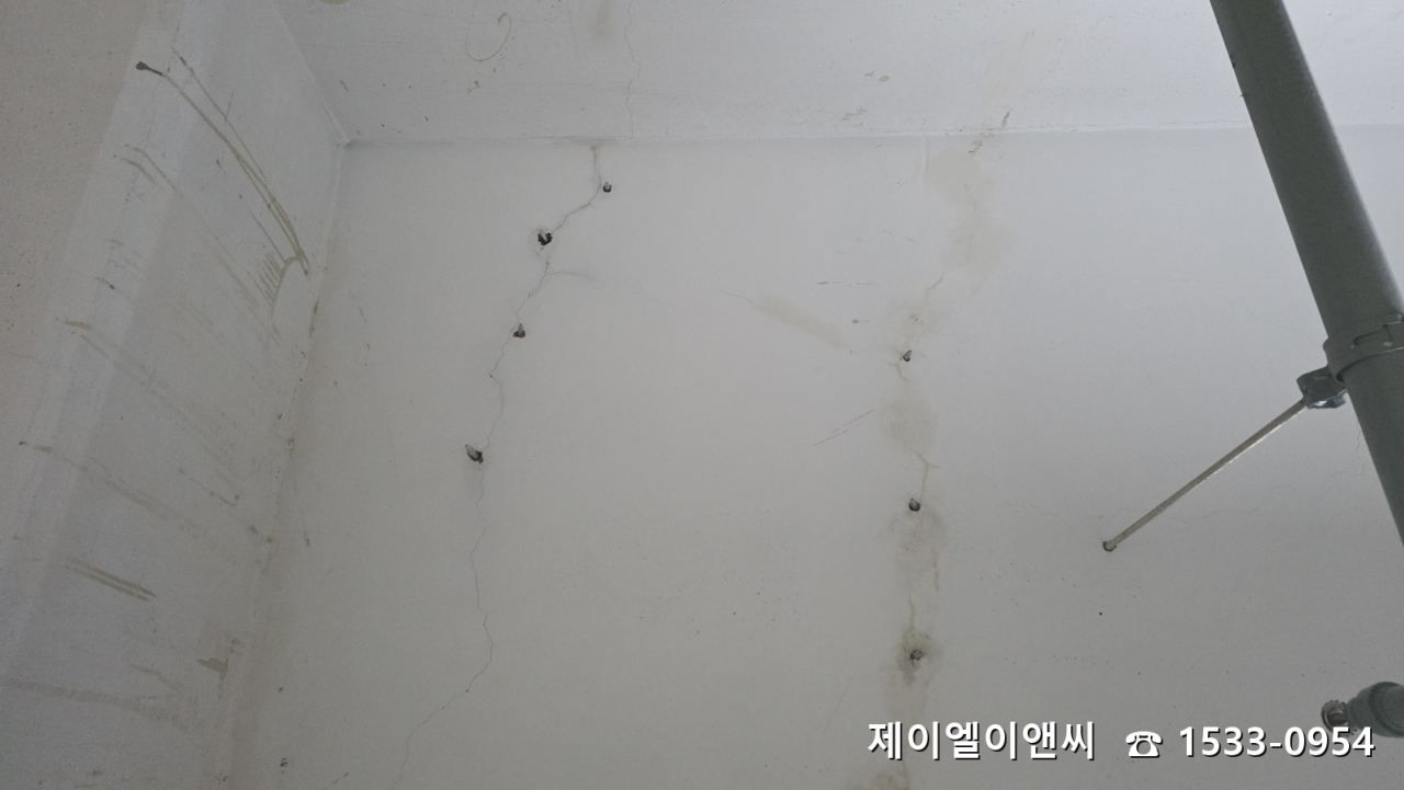 지하주차장 천장 균열을 따라 물이 샌 자리