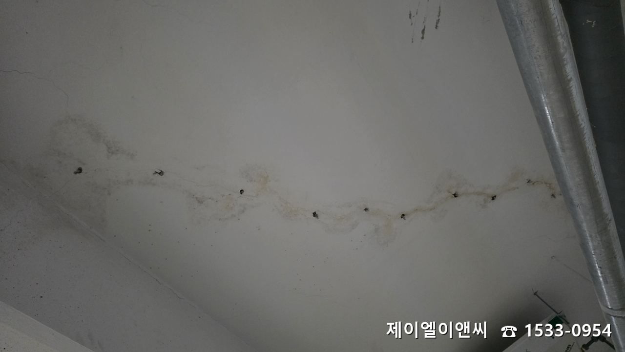 균열을 따라 주입용 패커를 설치한 모습