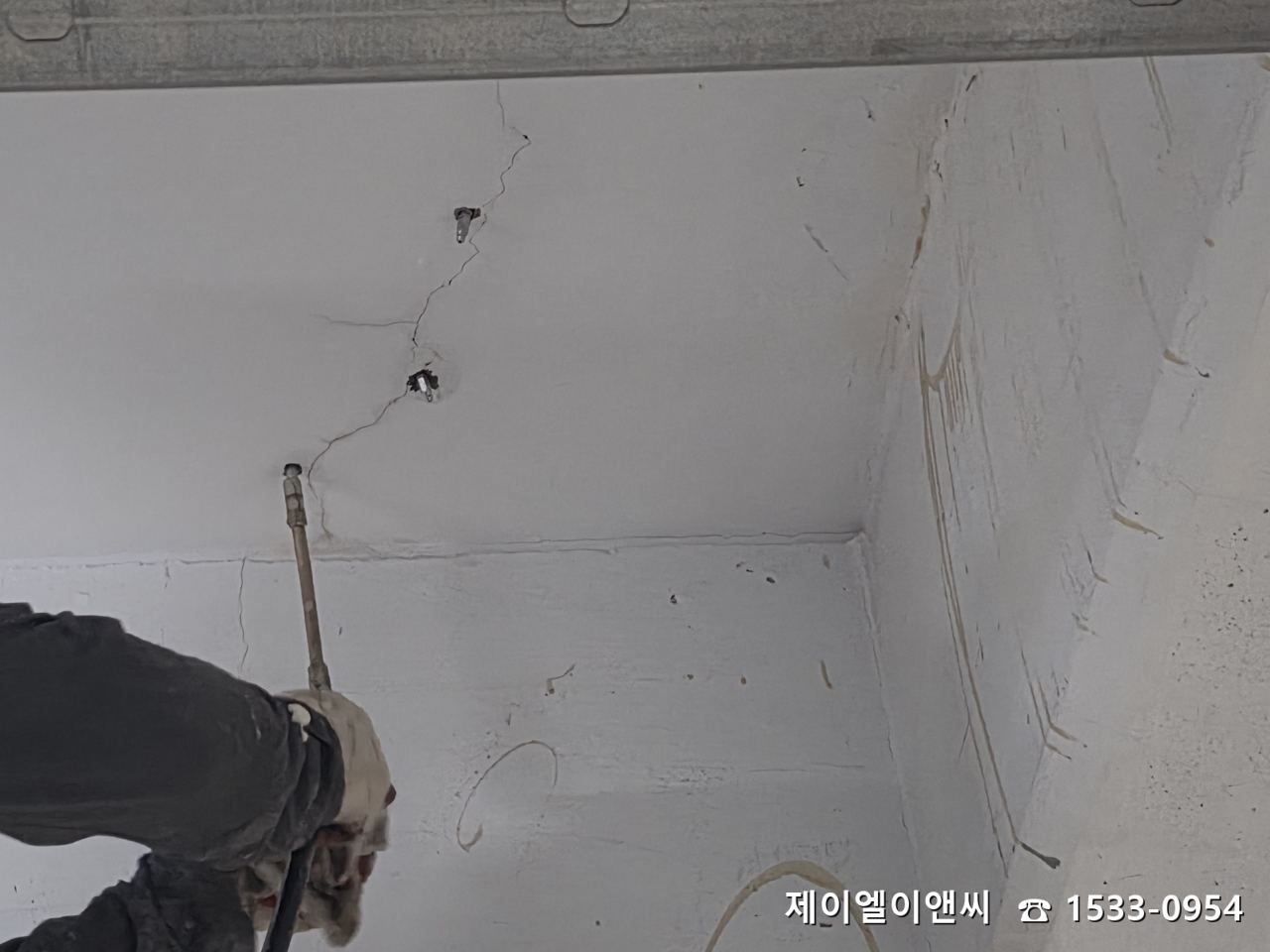 패커에 주입기를 물리고 발포 우레탄을 넣는 모습