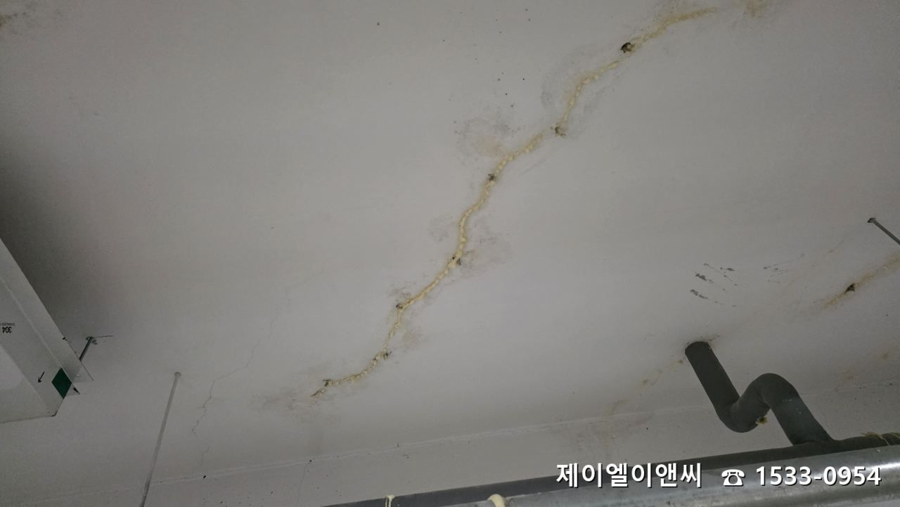 주입 뒤 균열 선을 따라 주입재가 차오른 모습