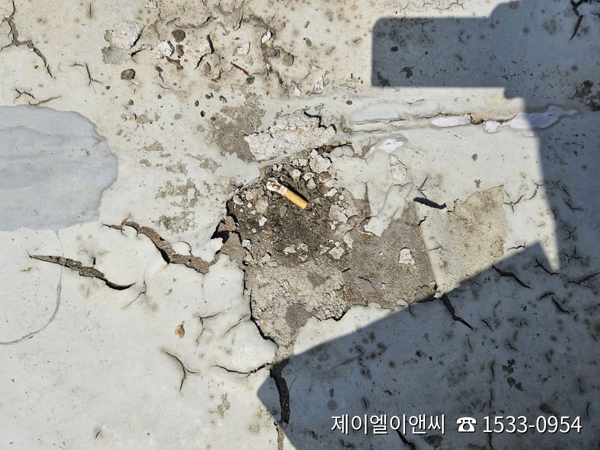 용인 쇼핑몰 옥상 공사전 — 박리된 콘크리트 바탕면