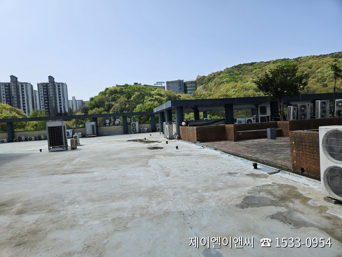 용인 쇼핑몰 옥상 공사전 전경 — 물 고임