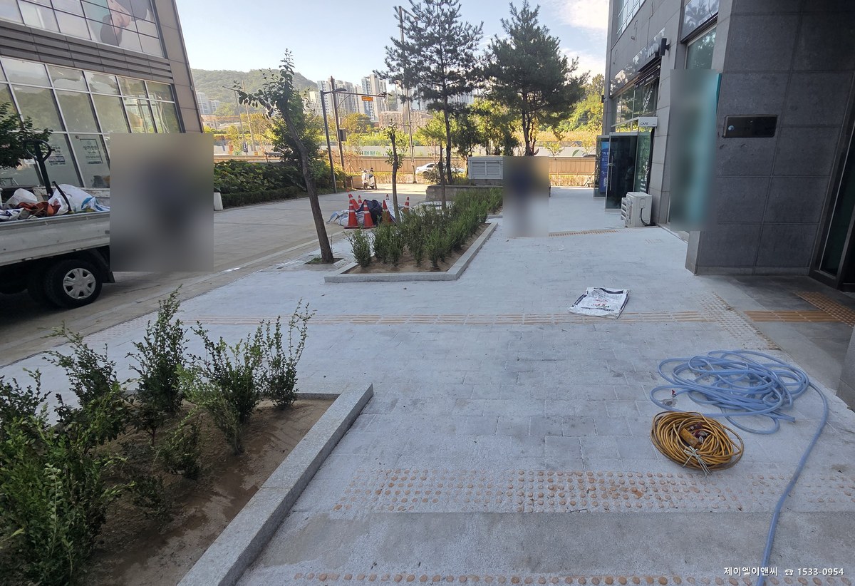 새 화단 조성과 준공 상태