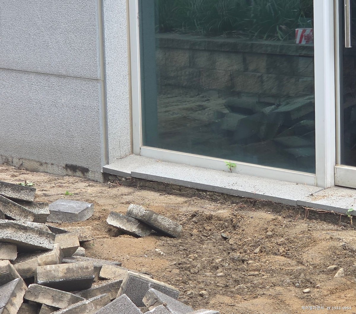받침 없이 시공되어 주저앉아 있던 기존 판석