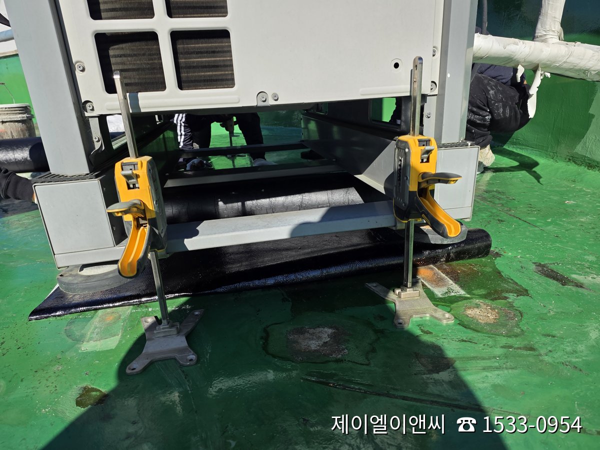 용인 타운 옥상 실외기를 유압 자키로 들어올려 복합시트 시공